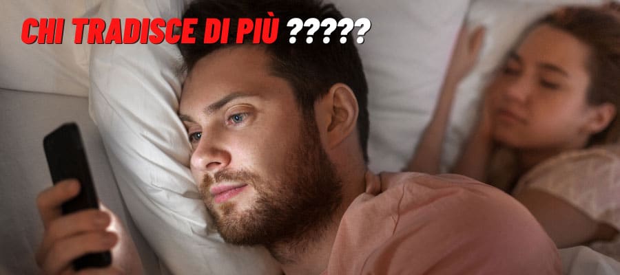 uomo aletto che chatta con amante